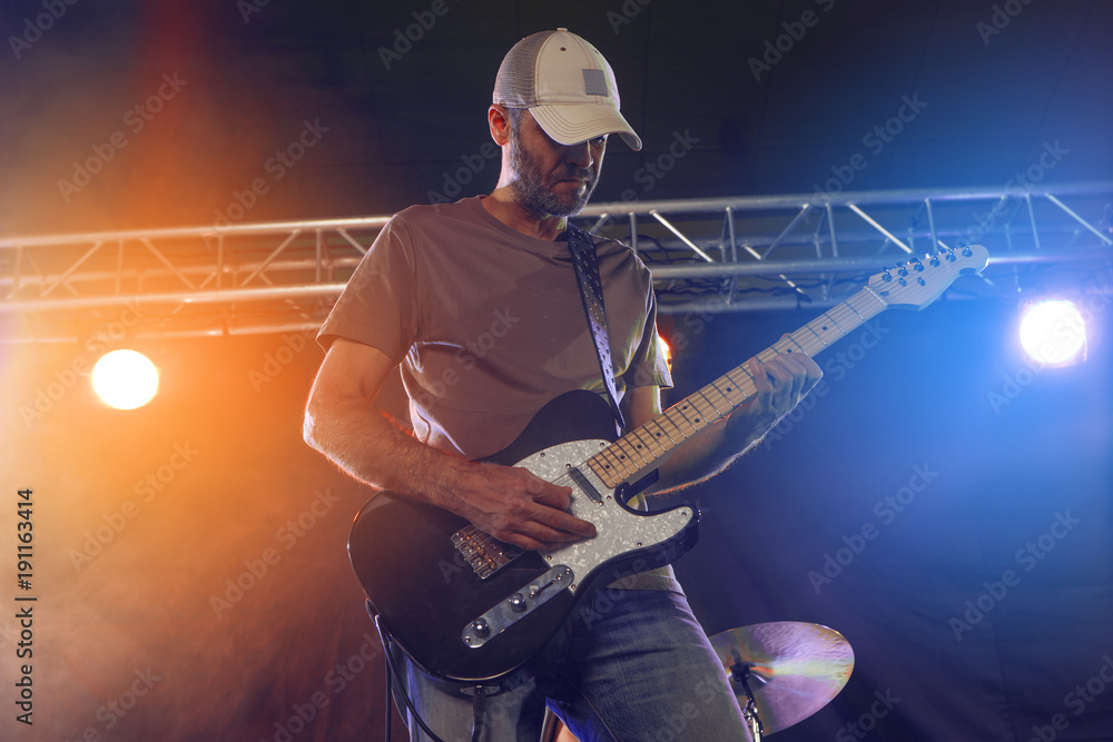 Obraz premium The guitarist performs on stage.