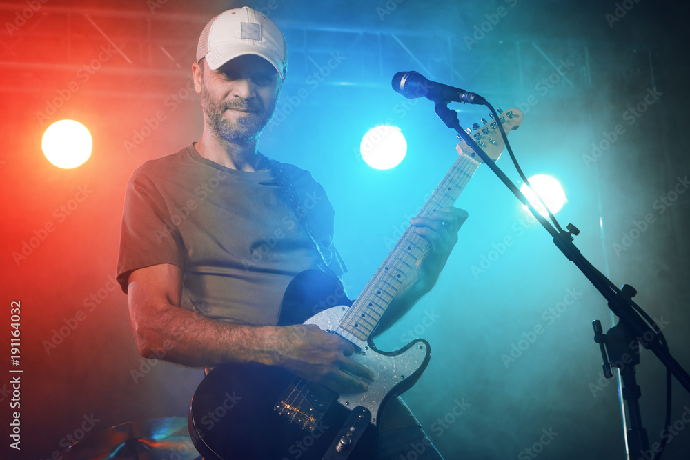 Obraz premium The guitarist performs on stage.