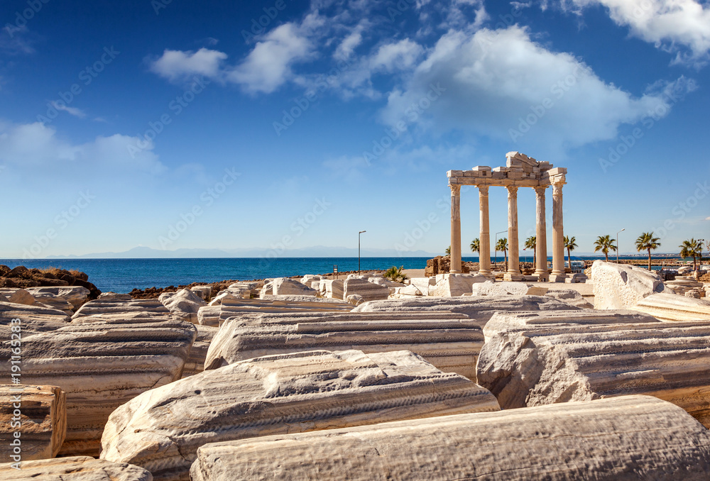 Obraz premium Ruiny świątyni Apollo w Side w pobliżu Antalya, Turcja