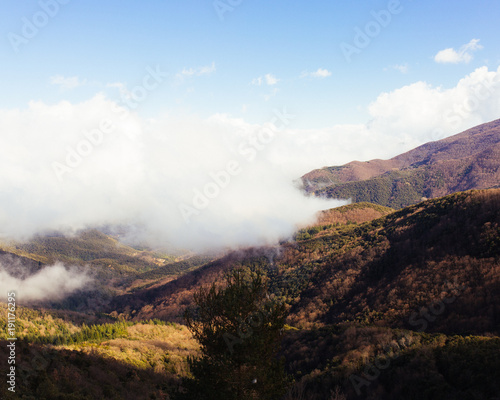 Paisaje otoñal de montaña con nubes