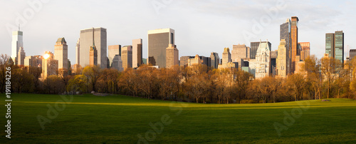 Fotografia Sheep Meadow at Central Park and Midtown skyline, New York City, NY, USA