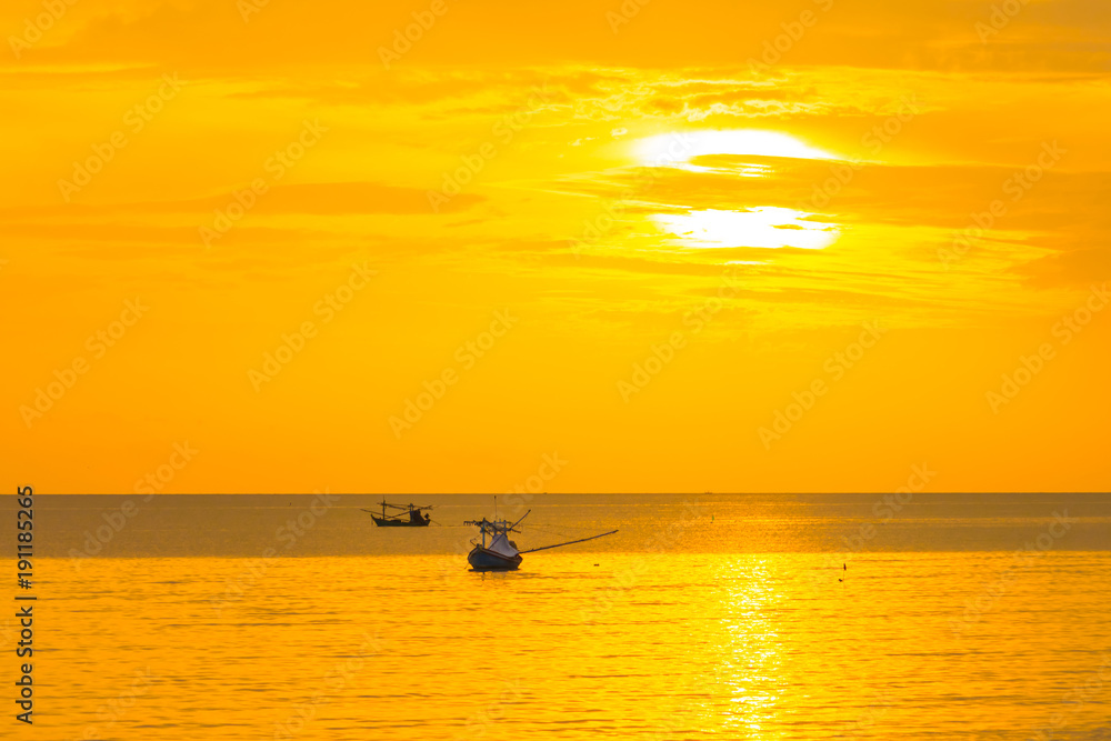 Fototapeta premium The golden sun in the morning of a new day on the sea in the Gulf of Thailand