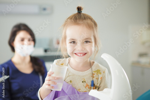 Foto Little child happy after painless teeth polishing procedure
