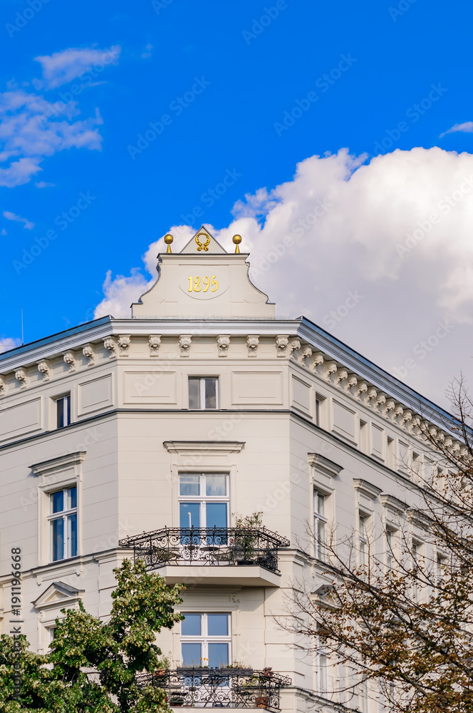 Schön renoviertes Eckhaus mit Ziergiebel und Jahreszahl 1895 am Schlesischen Tor in Berlin-Kreuzberg Schön renoviertes Eckhaus mit Ziergiebel und Jahreszahl 1895 am Schlesischen Tor in Berlin-Kreuzberg