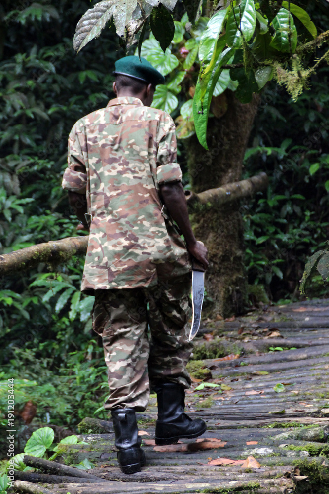 Ranger in Uganda Afrika Wildpark mit Messer