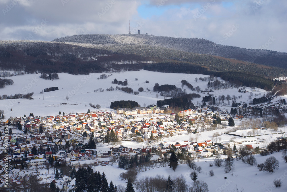 Brotterode mit Inselberg im Winter, Mittelgebirge, Dorf