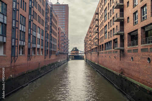 Vistas de Speicherstadt (puerto de Hamburgo) y uno de sus canales y puente