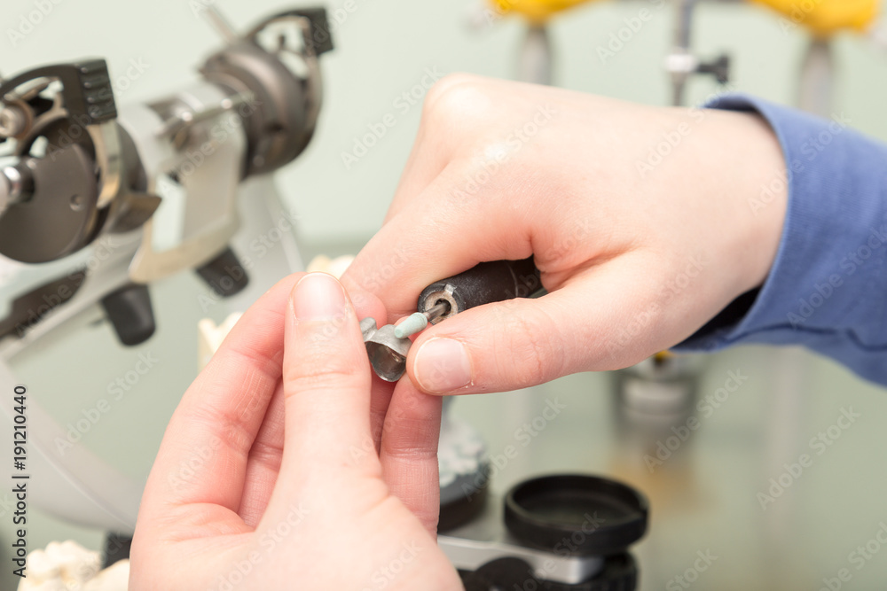 Fototapeta premium Arbeiten am Zahnersatz im Dentallabor