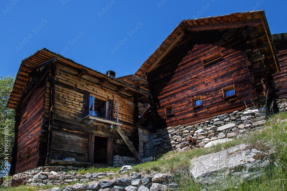 Chalet et mazot en Valais, Suisse Chalet et mazot en Valais, Suisse
