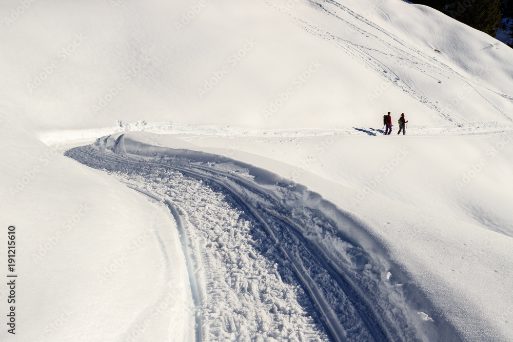 alpinisti sulla via del ritorno dal pizzo Foisc, nelle alpi Lepontine (Svizzera)