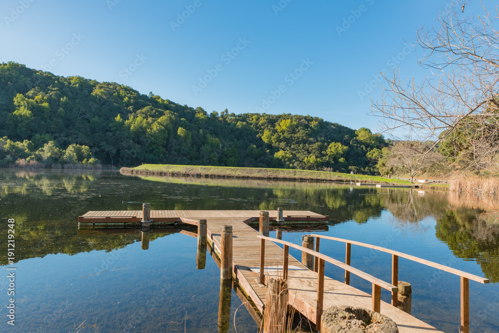 Obraz premium Dock on a sunny day in the park