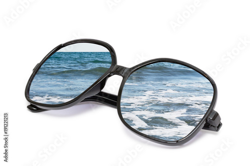 Sonnenbrille mit Meer Spiegelung auf weißem hintergrund