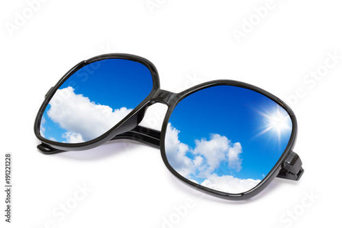 Sonnenbrille mit blauem Himmel und Sonne