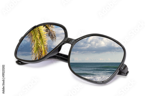 Fototapeta Naklejka Na Ścianę i Meble -  Sonnenbrille mit Palmenstrand Spiegelung