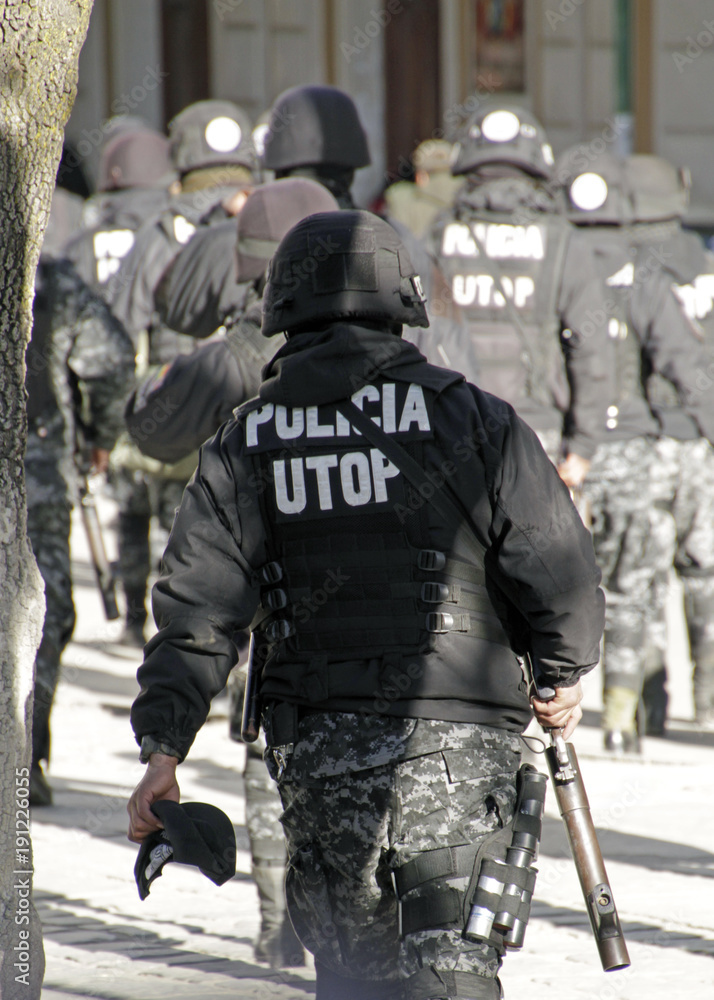 Bolivian police marches out to confront a riot in La Paz Bolivian police marches out to confront a riot in La Paz