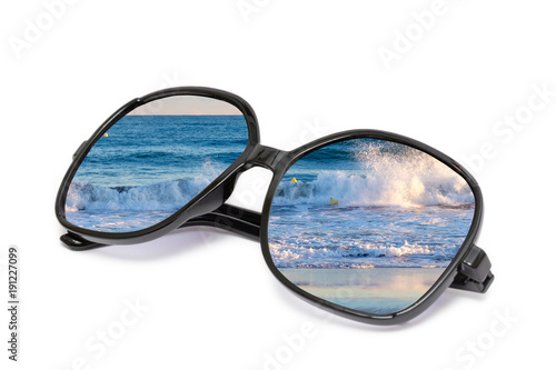 Brille mit Strand Spiegelung freigestellt auf weißem Hintergrund