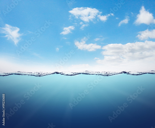 Leere Unterwasserlandschaft mit Wasserlinie und blauer Himmel mit Wolken