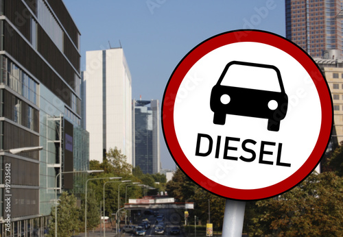 Innenstadt mit Schild Dieselfahrverbot Diesel Fahrverbot 