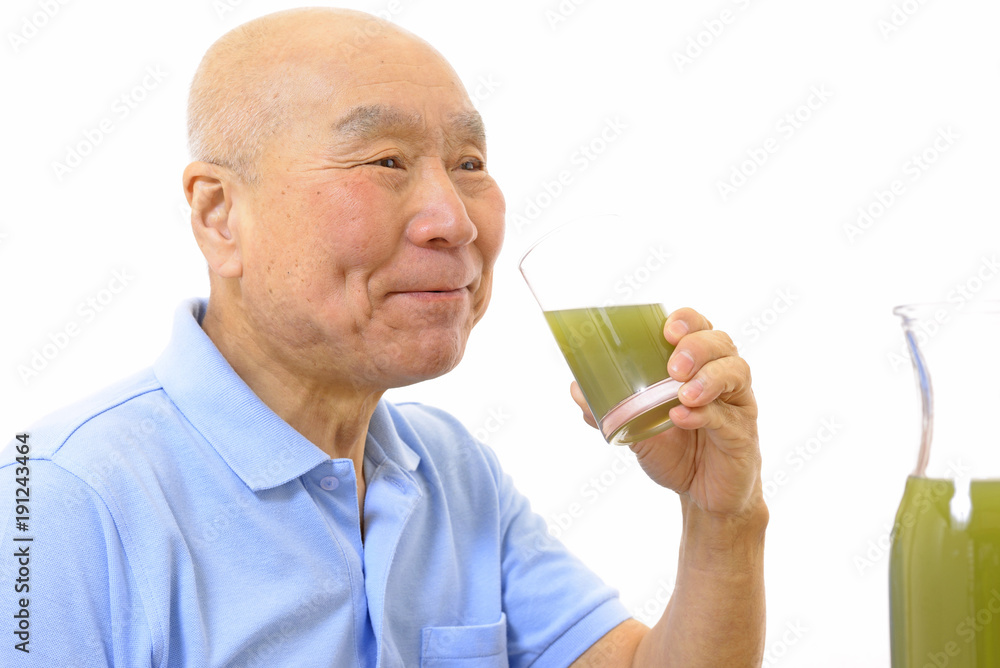 野菜ジュースを飲むシニア 野菜ジュースを飲むシニア