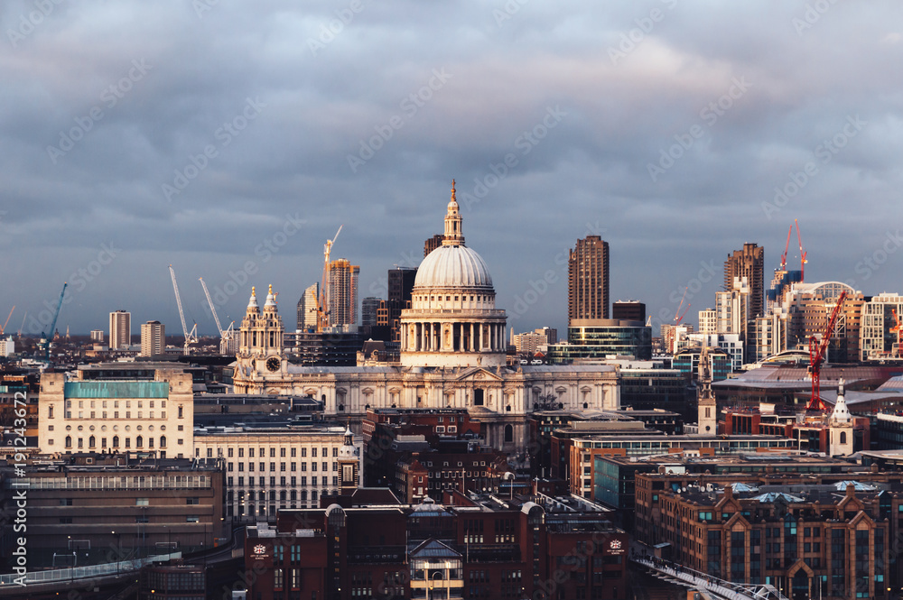 Fototapeta premium St Paul's Cathderal dome on London skyline on cloudy day