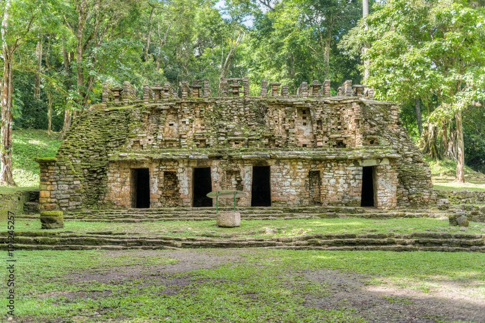 Yaxchilán ist eine historische Maya-Stadt am Fluss Usumacinta zwischen Mexiko und Guatemala