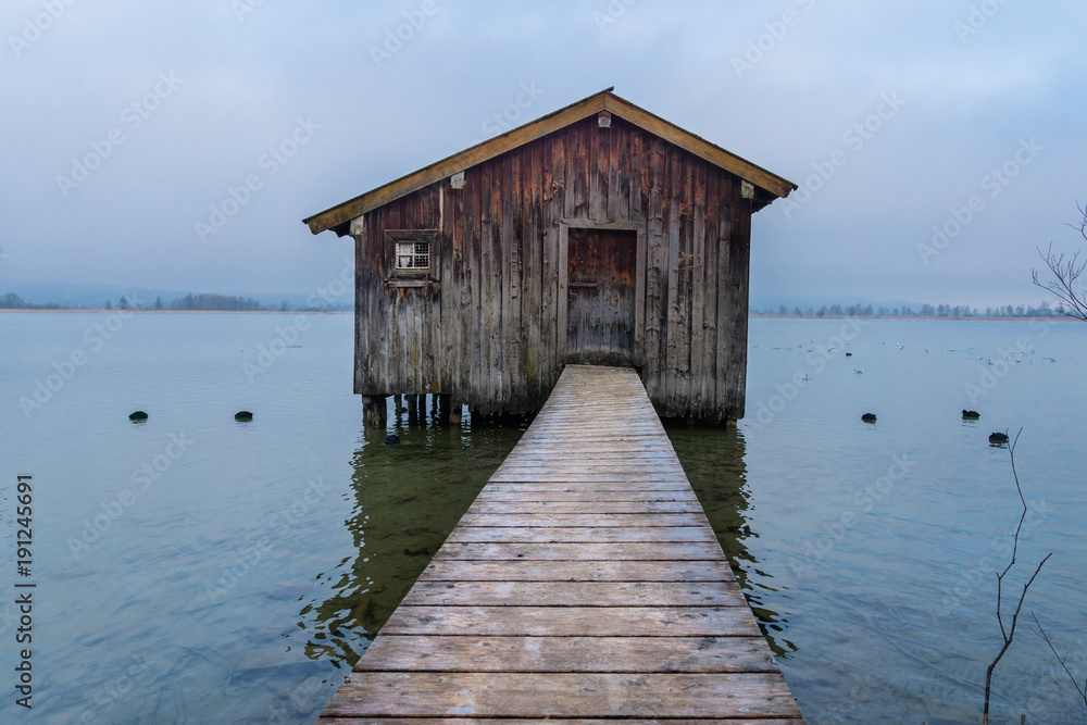 Bootshaus mit Steg am See