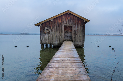 Obraz na płótnie Bootshaus mit Steg am See w salonie