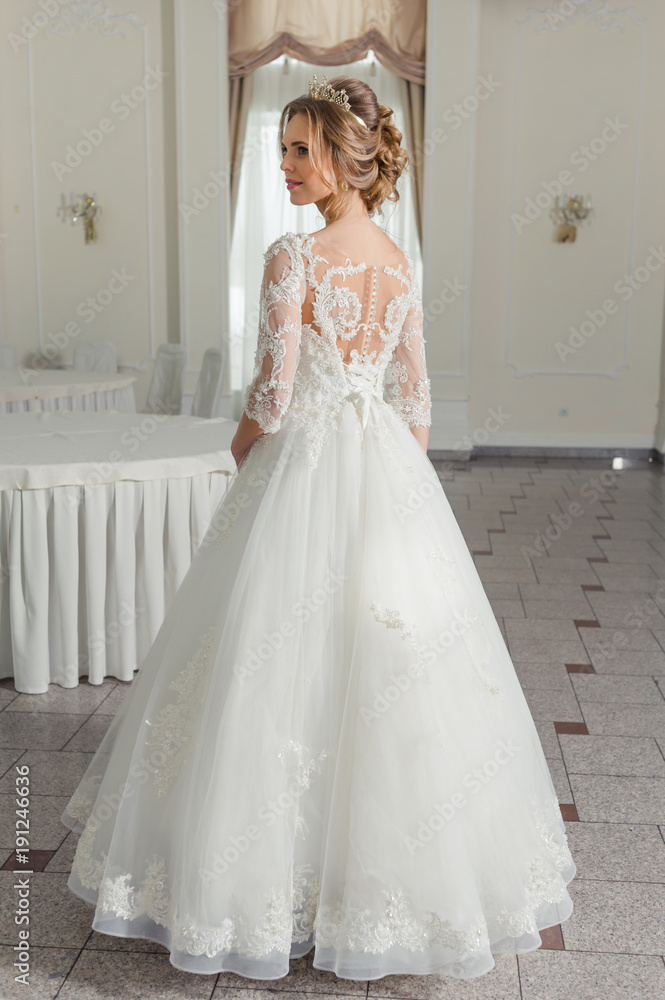 Fototapeta premium Beautiful bride in wedding dress 