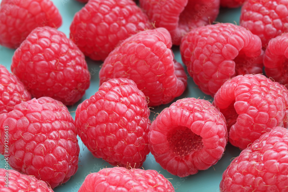 Himbeeren auf blauem Hintergrund Himbeeren auf blauem Hintergrund