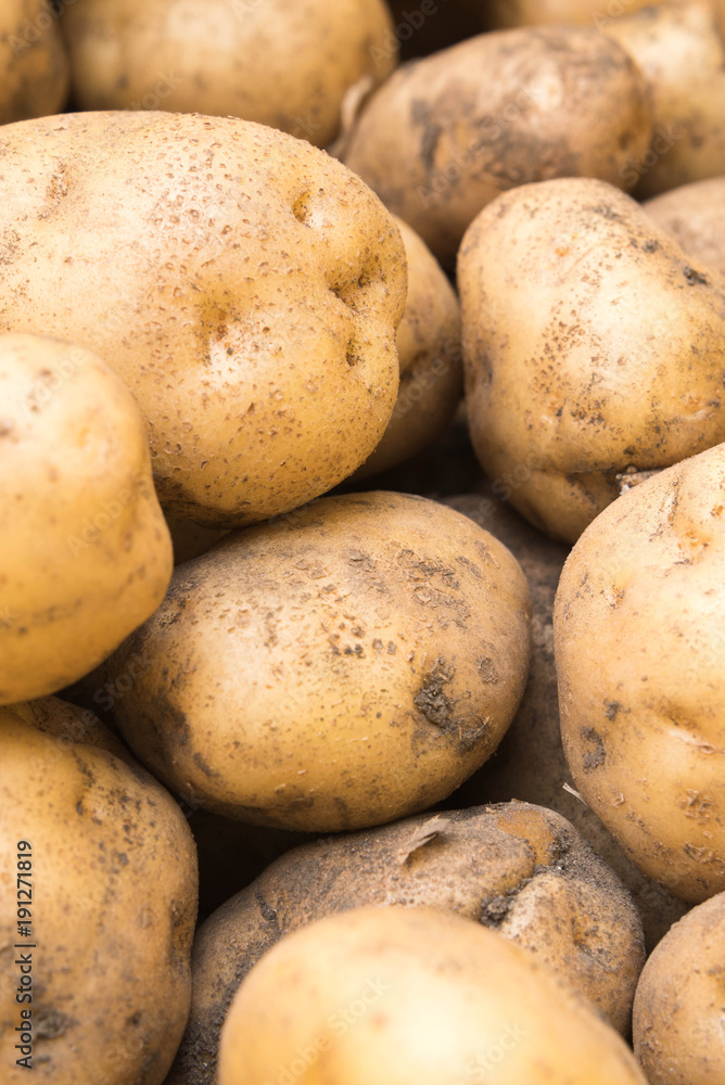 土のついたジャガイモ