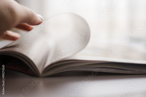 ページをめくる場面のアップ