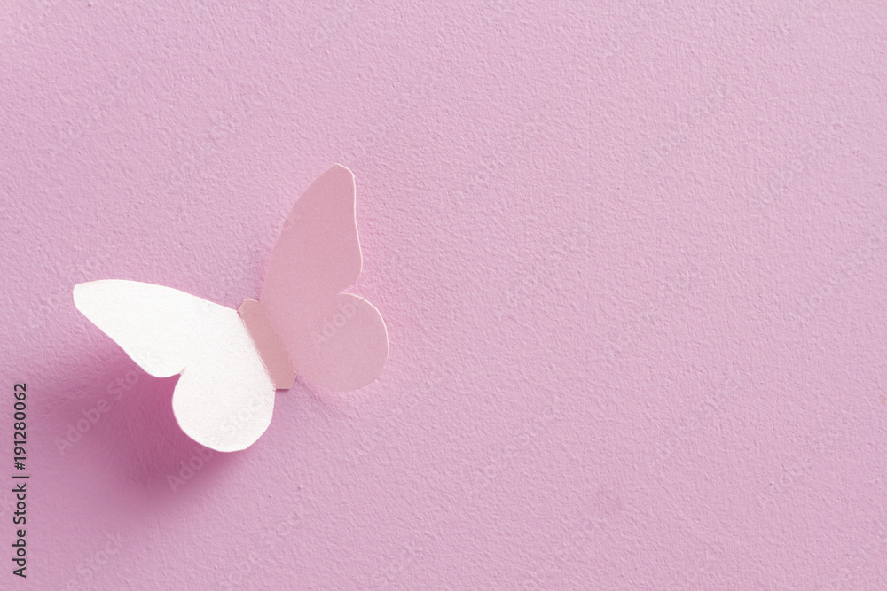 Obraz premium Paper butterflies on a pink background. Love and Valentine's day concept. Top view