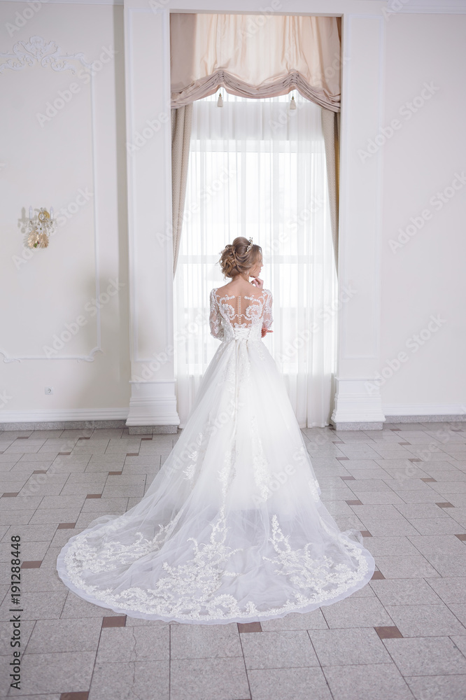 Fototapeta premium Beautiful bride in wedding dress 