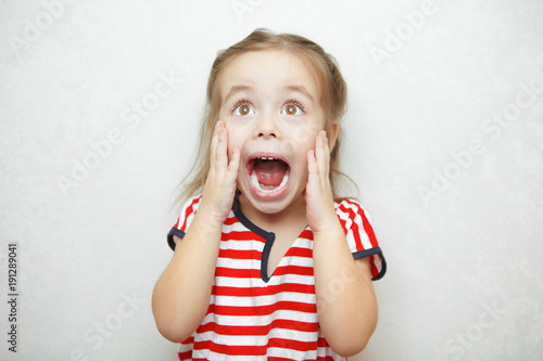 Obraz na plátne Girl experiencing and expressing emotion of fright and fear