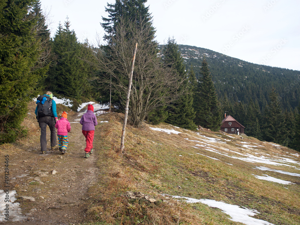 Familie wandert im Gebirge im Winter