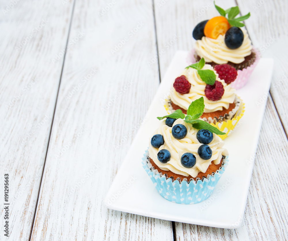 Cupcakes with fresh berries Cupcakes with fresh berries