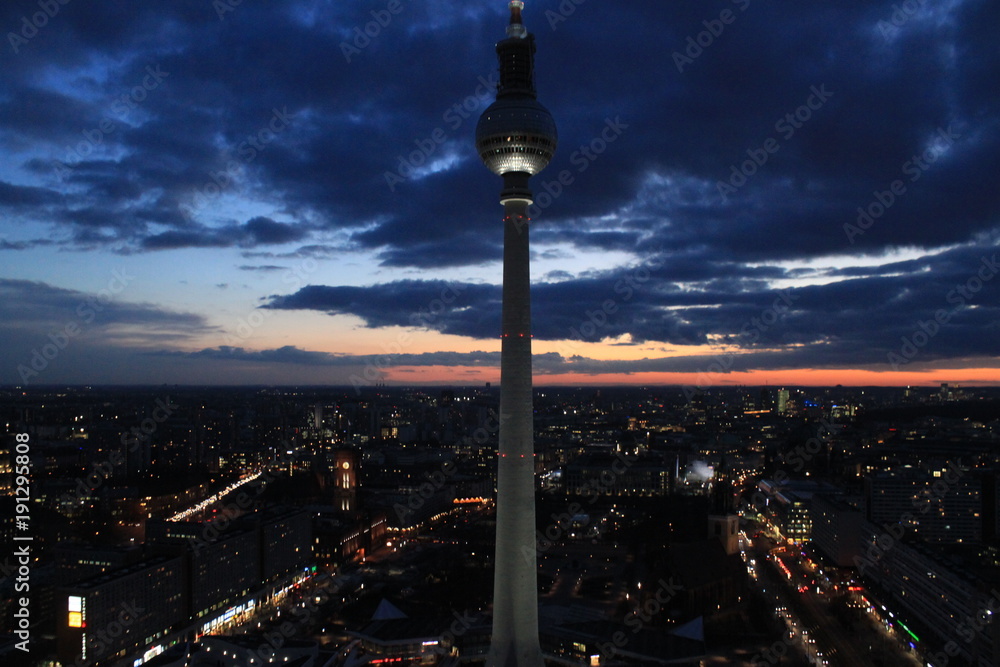 Fototapeta premium Wieczorne niebo nad Berlinem