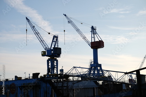 Kran auf der Werft im Gegenlicht