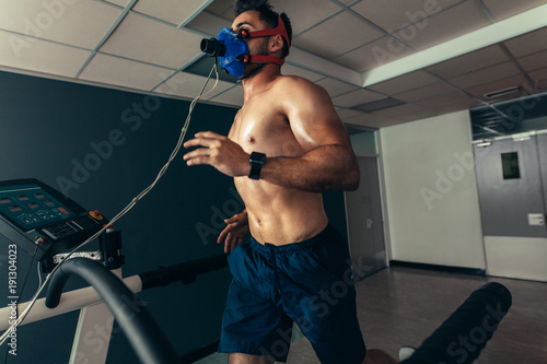 Obraz na płótnie Athlete doing a performance test in sports lab