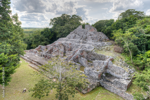 Becán ist eine archäologische Stätte und vormaliges Zentrum der Maya der präklassischen Periode im Rio-Bec-Stil