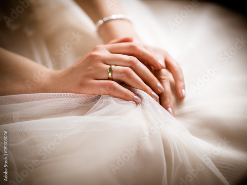 The bride shows her golden ring on the day of the wedding and is very happy to brew a noble bride