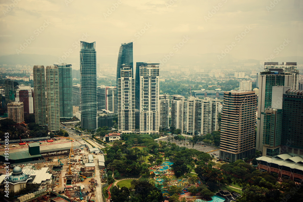 Obraz premium Urban views of Kuala Lumpur with tall skyscrapers, drowning in the greenery of parks