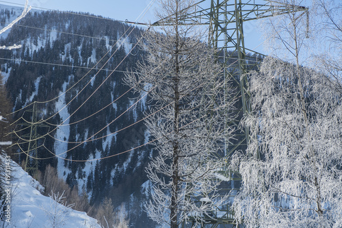 Hochspannungsleitungen in Winterlandschaft, Obergoms, Wallis, Schweiz photo