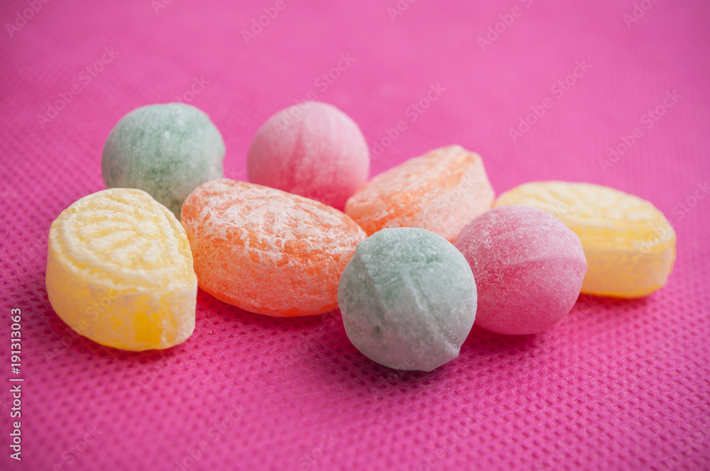 bonbons traditionnels sur fond rose bonbons traditionnels sur fond rose