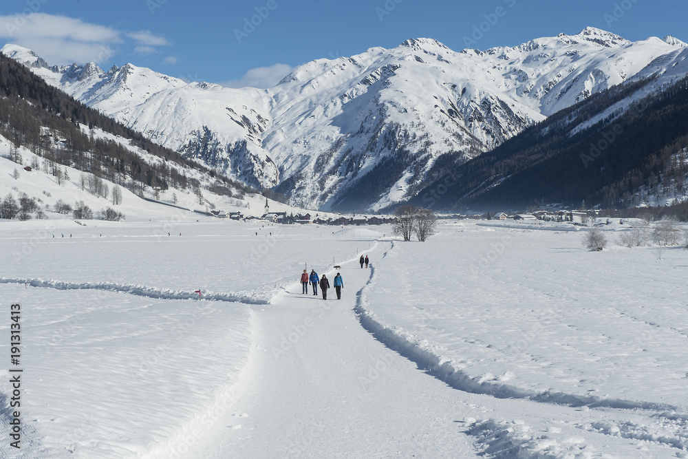 Wanderer in Winterlandschaft, Obergoms, Wallis, Schweiz Wanderer in Winterlandschaft, Obergoms, Wallis, Schweiz