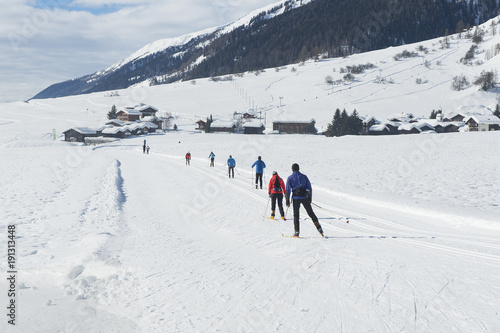 Langlauf in Winterlandschaft, Obergoms, Wallis, Schweiz