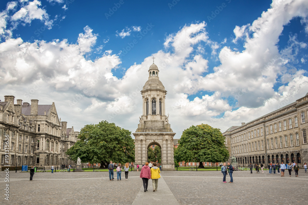 Naklejka premium Stara dzwonnica w Trinity College w Dublinie, Irlandia
