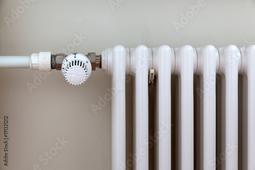 heat regulator on radiator photo