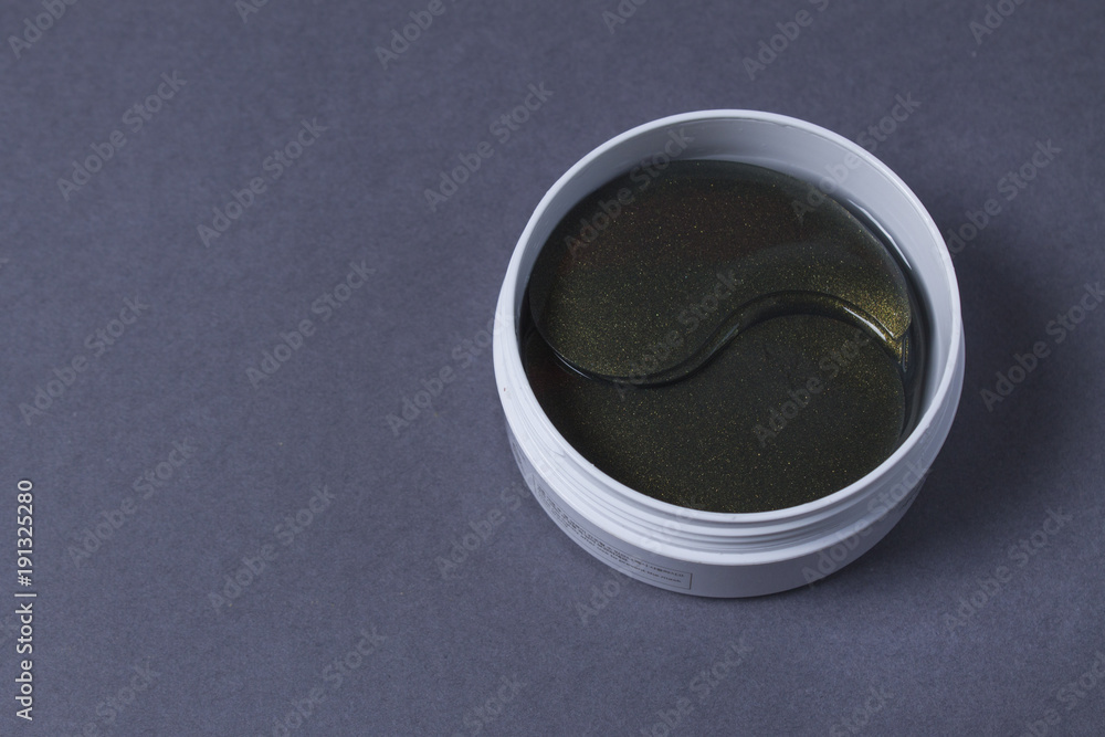White jar of black gold pearl eye patches for drying skin White jar of black gold pearl eye patches for drying skin