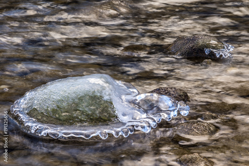 Der große Stein im Wasser ist eingefroren photo